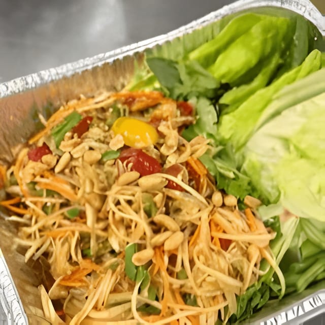 Som Tum (Papaya Salad).